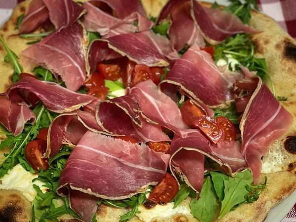 Pizza crudo rucola ciliegini