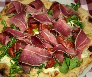 Pizza crudo rucola ciliegini